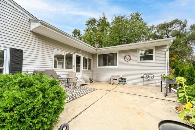 5310 S Nicolet DRIVE, New Berlin, WI 53151