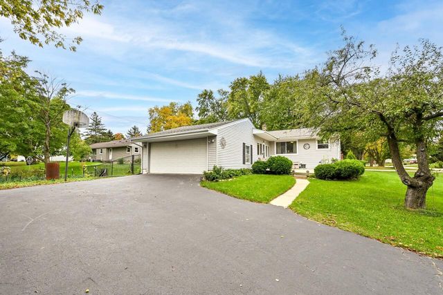 5310 S Nicolet DRIVE, New Berlin, WI 53151