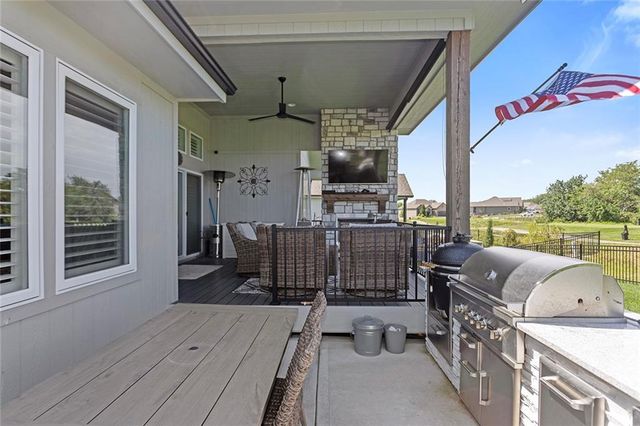 809 Bridgeshire Drive, Raymore, MO 64083