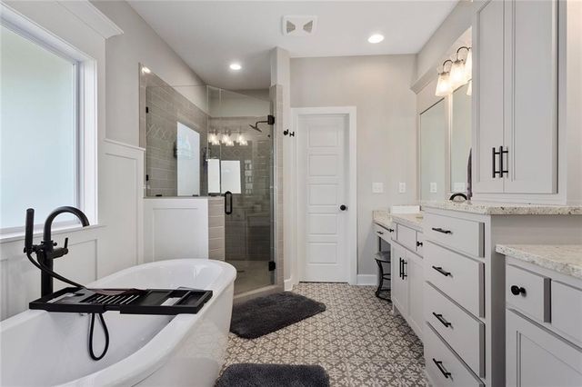 809 Bridgeshire Drive, Raymore, MO 64083