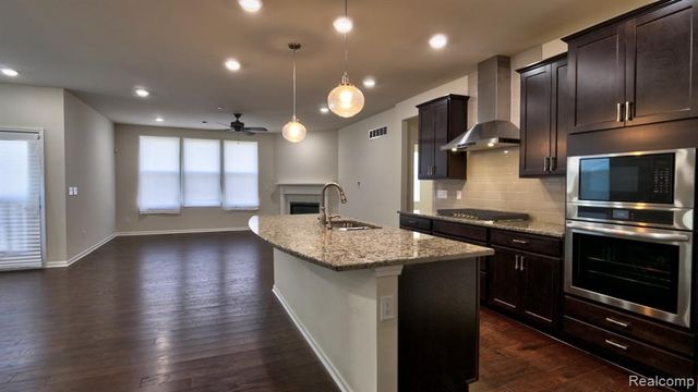 38731 Chasewood Court, Farmington, MI 48335