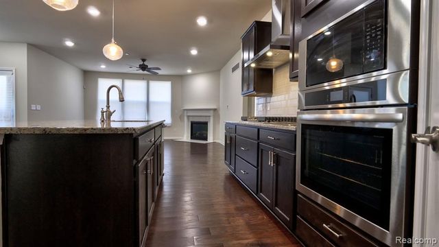 38731 Chasewood Court, Farmington, MI 48335