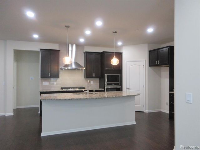 38731 Chasewood Court, Farmington, MI 48335