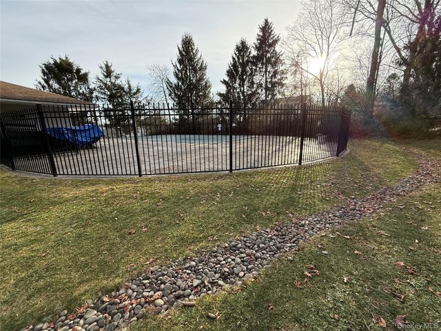 6 Deer Ct Drive, Middletown, NY 10940