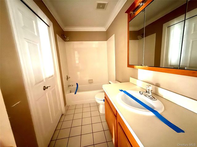 6 Deer Ct Drive, Middletown, NY 10940