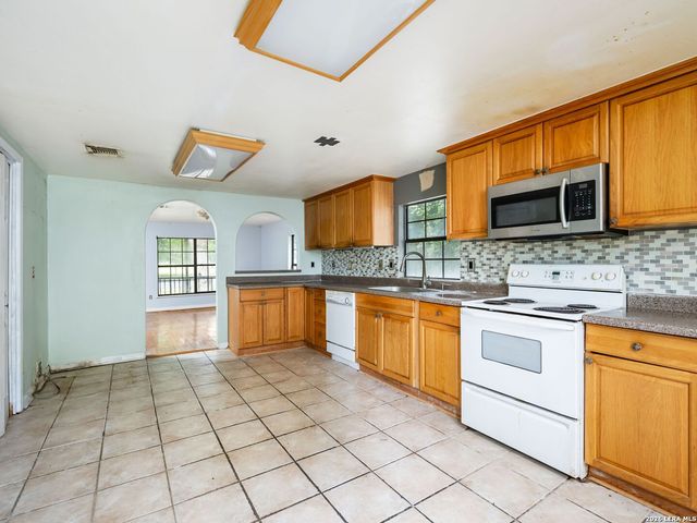 318 E Theissen Street, Boerne, TX 78006