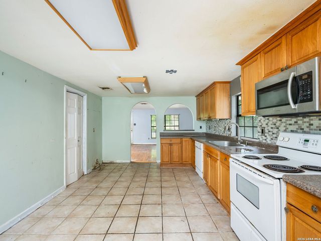 318 E Theissen Street, Boerne, TX 78006