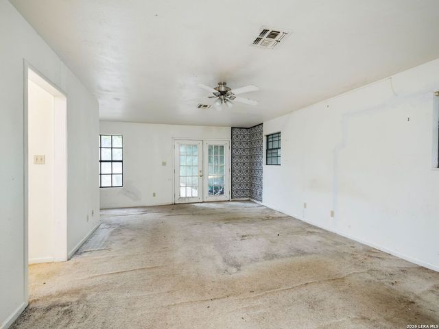 318 E Theissen Street, Boerne, TX 78006