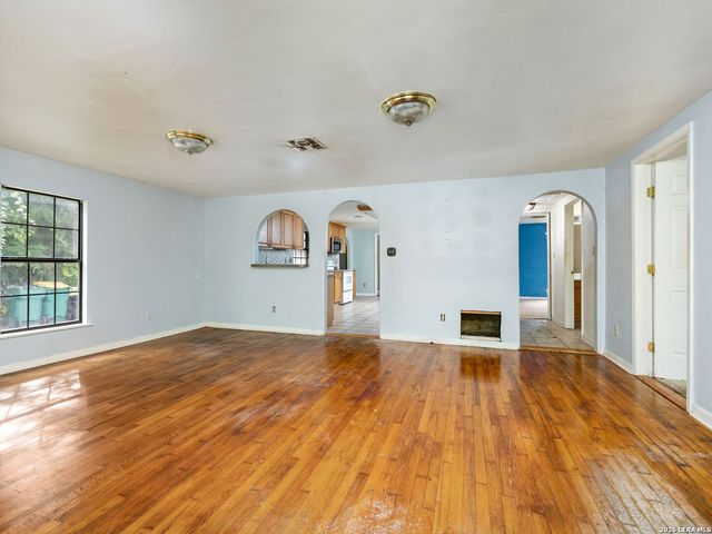 318 E Theissen Street, Boerne, TX 78006