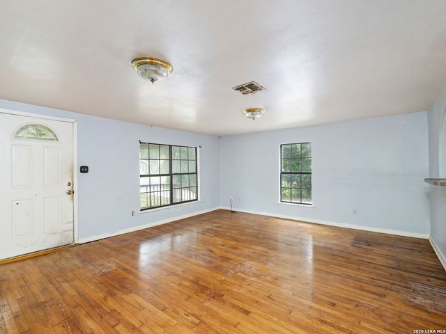 318 E Theissen Street, Boerne, TX 78006