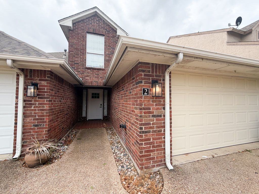 2 Country Club Place, Waxahachie, TX 75165