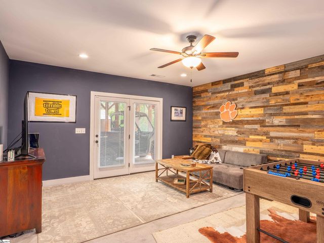 118 Squirrel Point, Six Mile, SC 29682