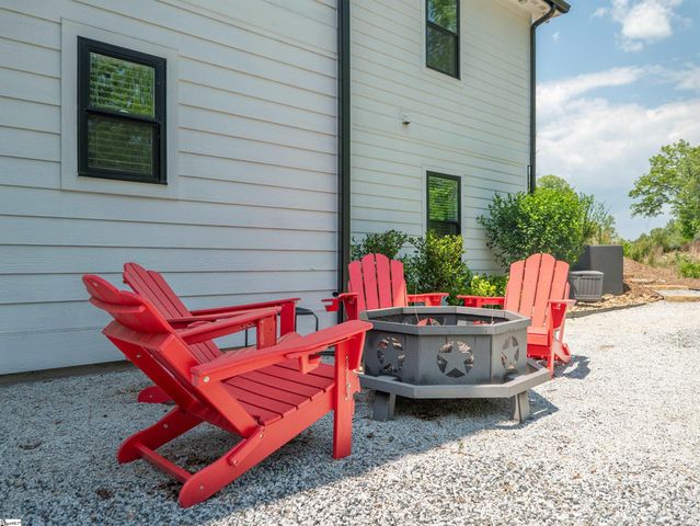 118 Squirrel Point, Six Mile, SC 29682