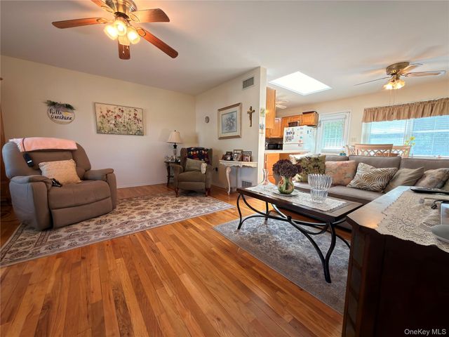 3 Primrose Lane 3, North Babylon, NY 11703