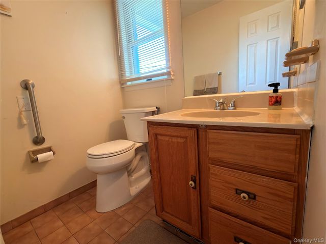 3 Primrose Lane 3, North Babylon, NY 11703
