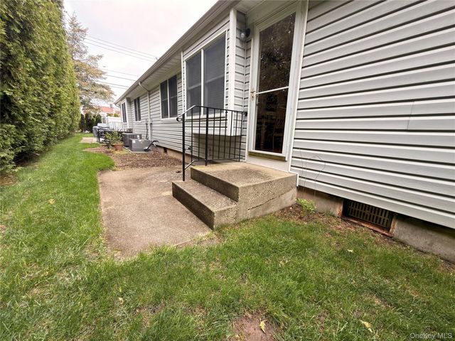 3 Primrose Lane 3, North Babylon, NY 11703