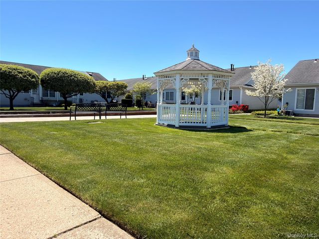 3 Primrose Lane 3, North Babylon, NY 11703