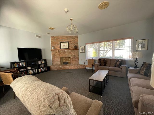 3 Primrose Lane 3, North Babylon, NY 11703