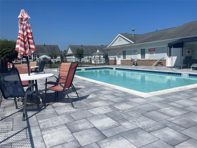 3 Primrose Lane 3, North Babylon, NY 11703