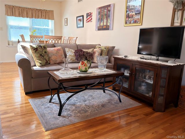 3 Primrose Lane 3, North Babylon, NY 11703