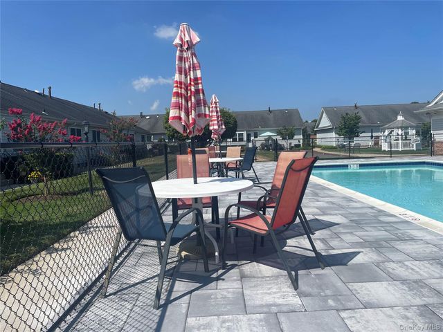 3 Primrose Lane 3, North Babylon, NY 11703