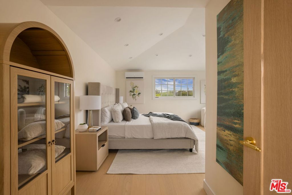Image 12 of property listing at 11516 Clarkson Road, Los Angeles, CA 90064