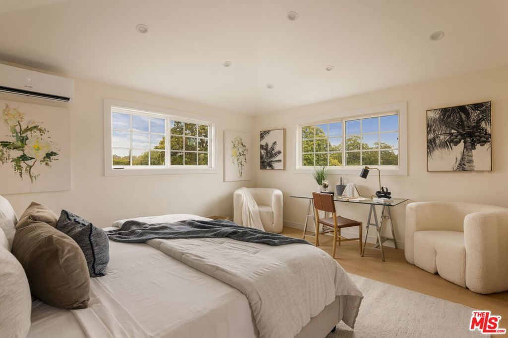 Image 13 of property listing at 11516 Clarkson Road, Los Angeles, CA 90064