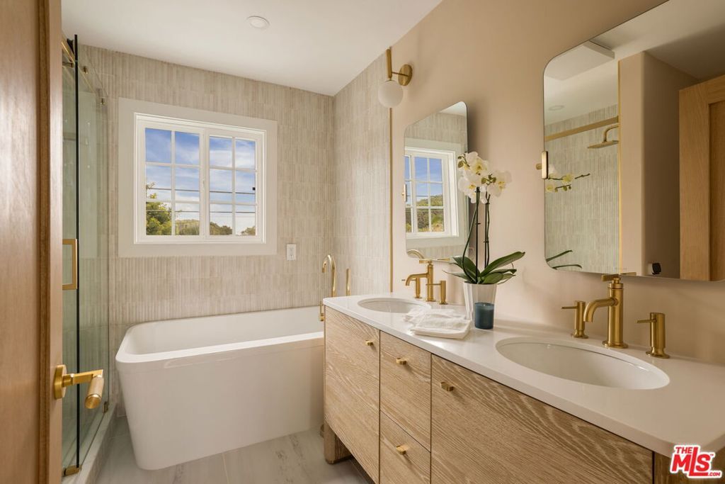 Image 15 of property listing at 11516 Clarkson Road, Los Angeles, CA 90064