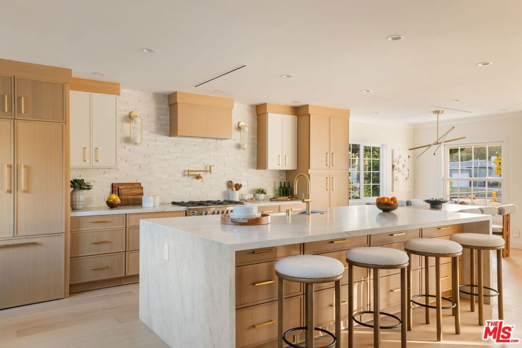 Image 3 of property listing at 11516 Clarkson Road, Los Angeles, CA 90064