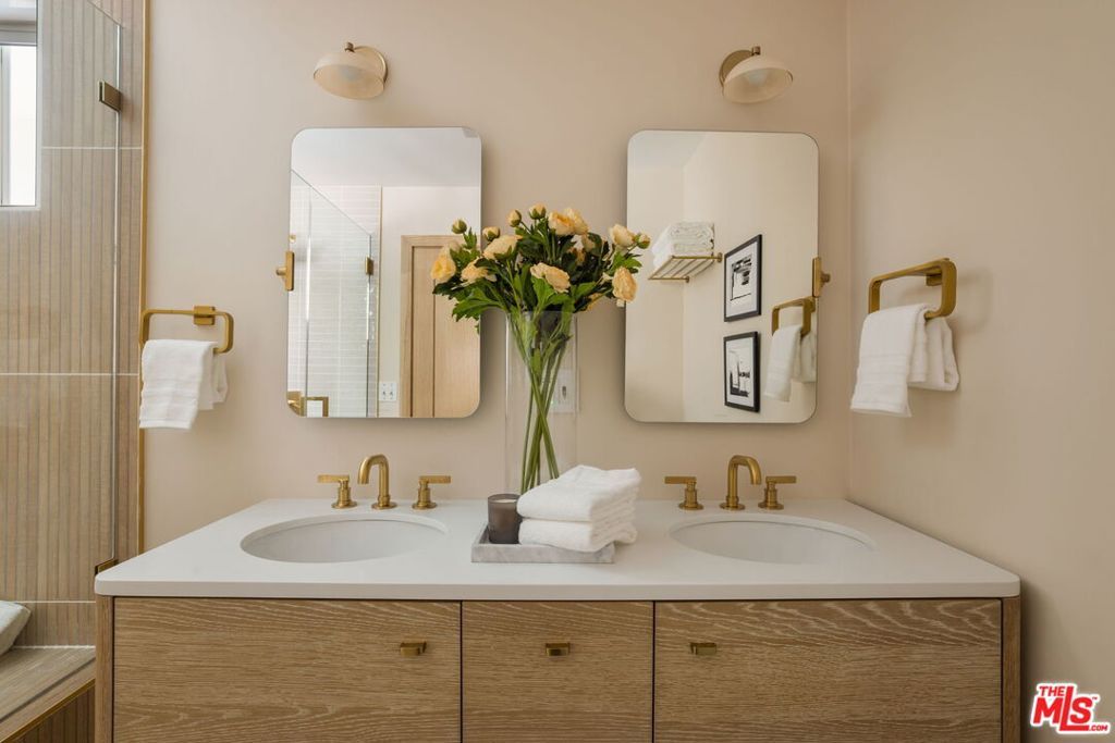 Image 9 of property listing at 11516 Clarkson Road, Los Angeles, CA 90064