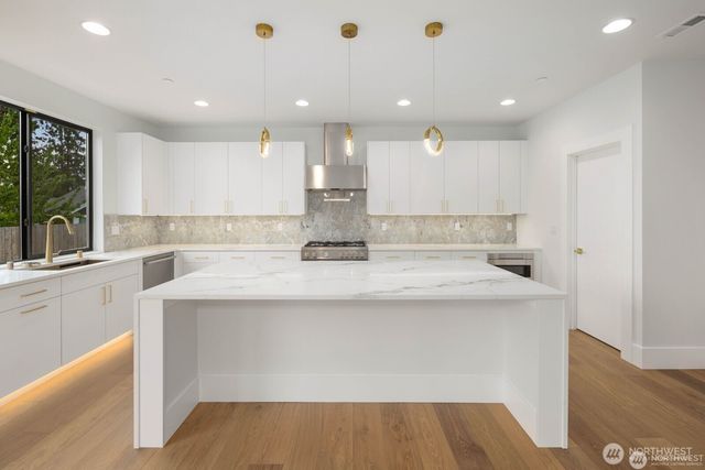 7623 NE 198th Court, Kenmore, WA 98028