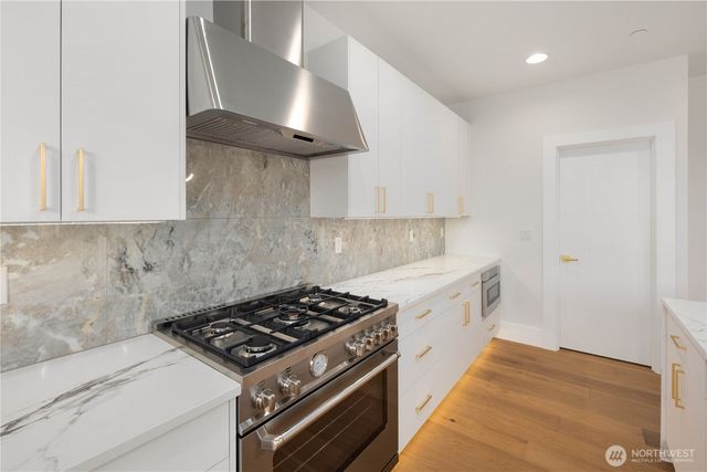 7623 NE 198th Court, Kenmore, WA 98028