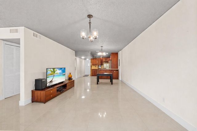 8941 S Hollybrook Boulevard 205, Pembroke Pines, FL 33025