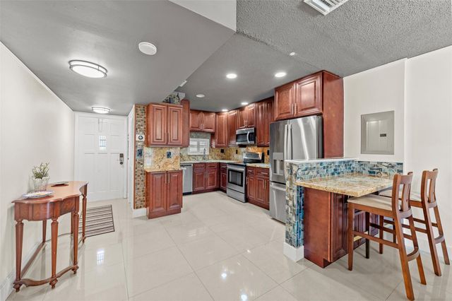8941 S Hollybrook Boulevard 205, Pembroke Pines, FL 33025