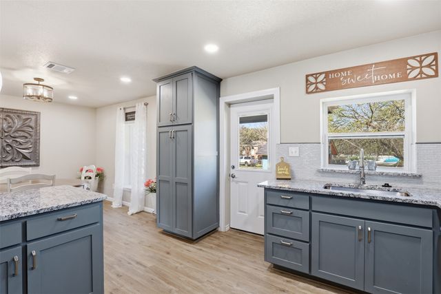 2808 Sky Harbour Drive, Granbury, TX 76049