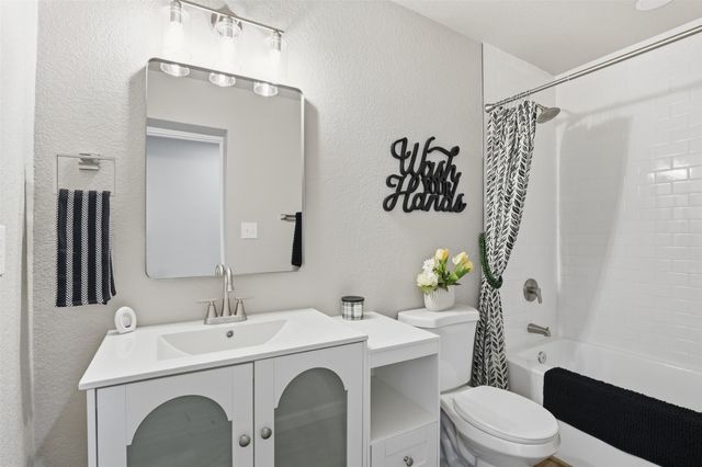 2808 Sky Harbour Drive, Granbury, TX 76049