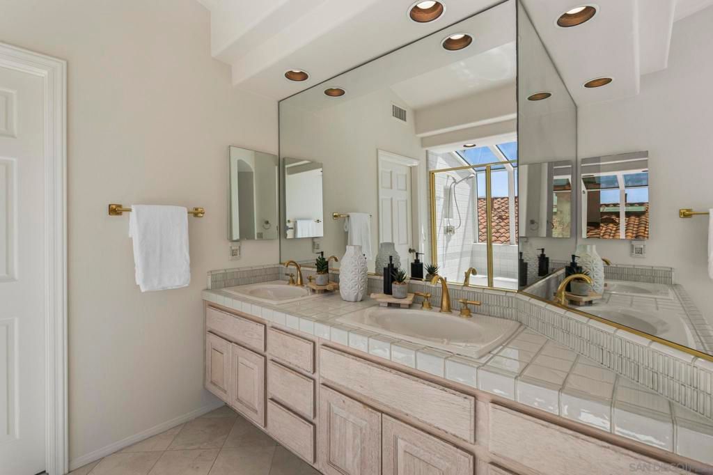 Image 22 of property listing at 1373 Caminito Halago, La Jolla, CA 92037