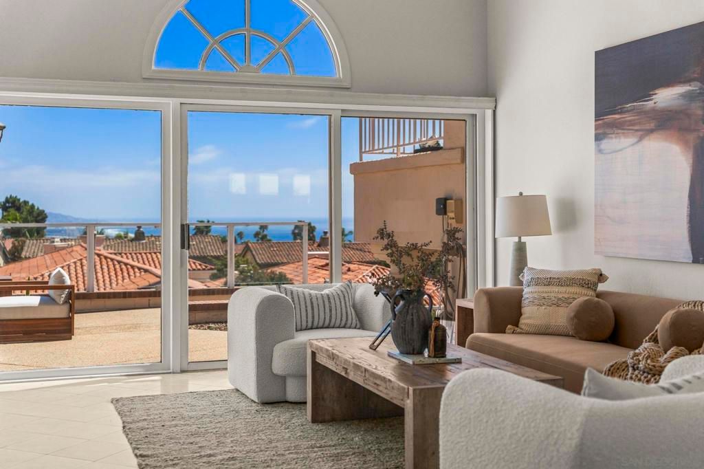 Image 5 of property listing at 1373 Caminito Halago, La Jolla, CA 92037