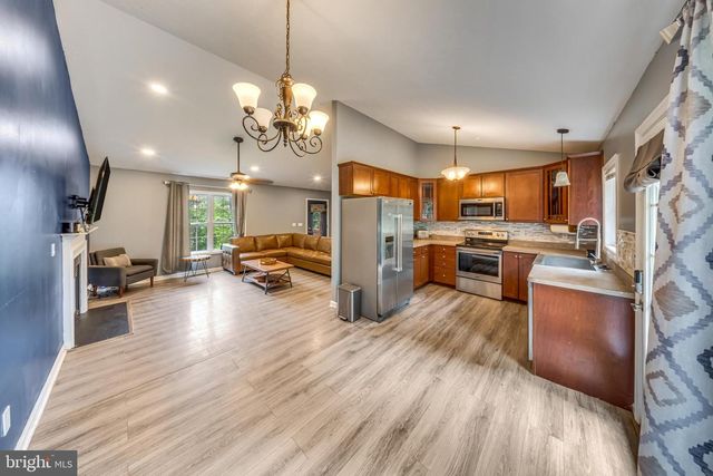 368 FREEZE RD, Linden, VA 22642