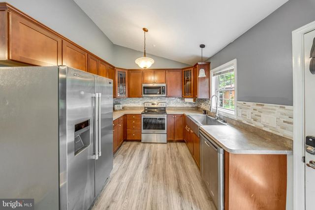 368 FREEZE RD, Linden, VA 22642