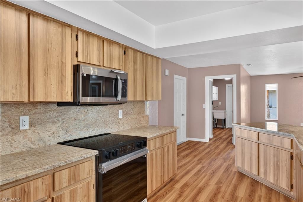 Image 10 of property listing at 1308 SE 33rd ST, Cape Coral, FL 33904