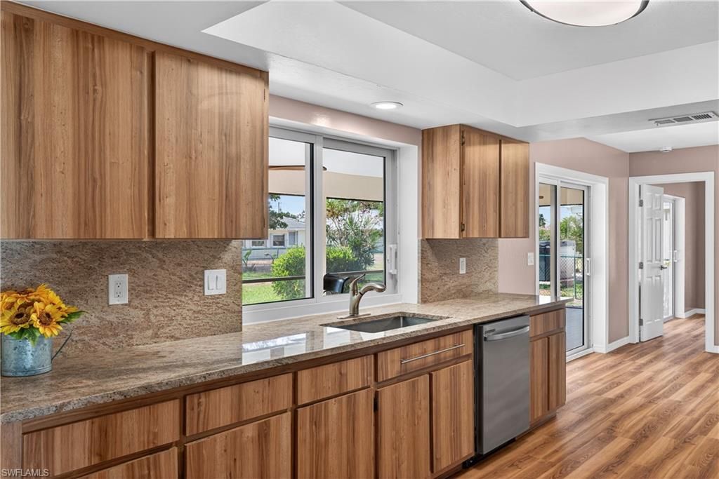 Image 11 of property listing at 1308 SE 33rd ST, Cape Coral, FL 33904