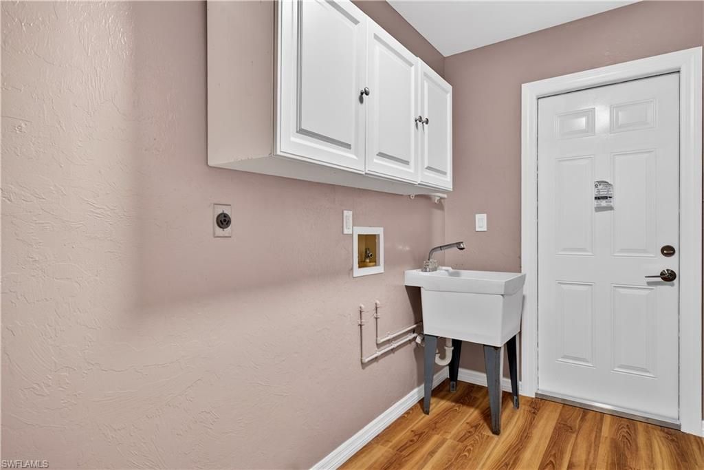 Image 25 of property listing at 1308 SE 33rd ST, Cape Coral, FL 33904