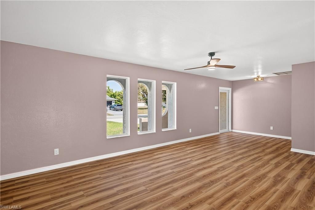 Image 4 of property listing at 1308 SE 33rd ST, Cape Coral, FL 33904