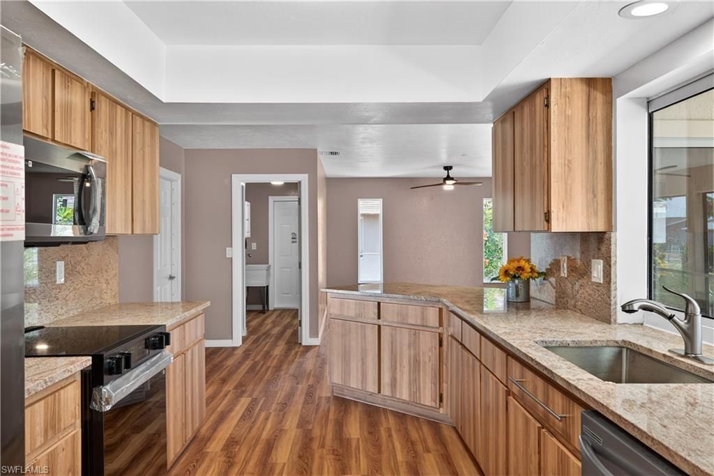 Image 9 of property listing at 1308 SE 33rd ST, Cape Coral, FL 33904