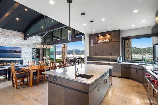 5629 Pleasure Point Lane SE, Bellevue, WA 98006