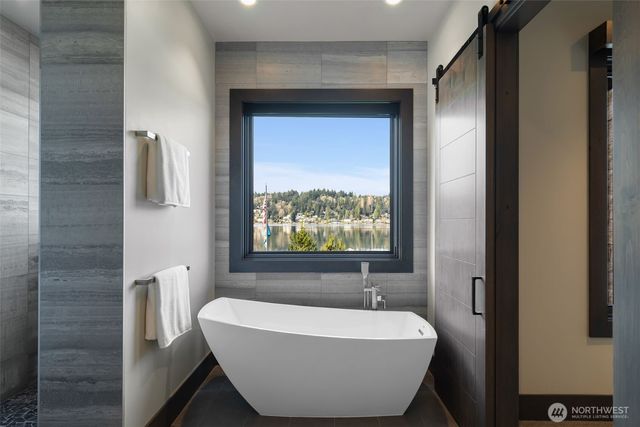 5629 Pleasure Point Lane SE, Bellevue, WA 98006