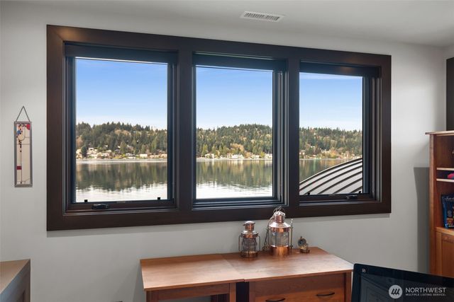 5629 Pleasure Point Lane SE, Bellevue, WA 98006