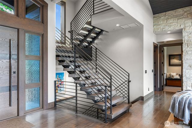 5629 Pleasure Point Lane SE, Bellevue, WA 98006