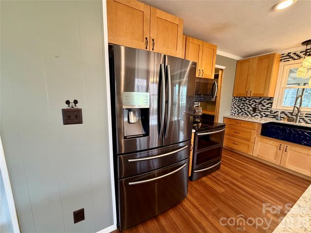 288 Willow Lane, Rosman, NC 28772